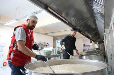 Aşure kazanları Türk Kızılay Elazığ Aşevi’nde kaynadı 