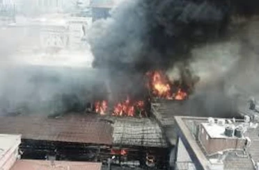 Ataşehir'de fabrika yangını: 4 işçi dumandan etkilendi