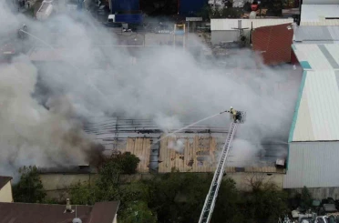 Ataşehir’de fabrika yangını: 4 işçi dumandan etkilendi 