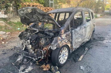 Ataşehir’de hafif ticari araç alev alev yandı 