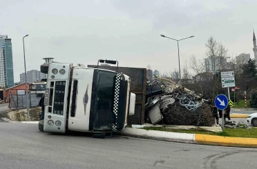 Ataşehir’de kamyon devrilerek yan yattı 