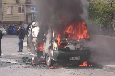 Ataşehir’de minibüs alev alev yandı 