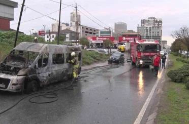 Ataşehir’de servis minibüsü yanarak küle döndü 