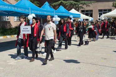 Atatürk Meslek Lisesi öğrencileri mezuniyet sevinci yaşadı 