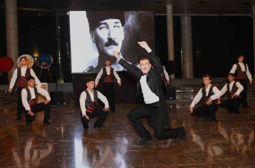 Atatürk’ün Bursa’ya gelişinin 103’üncü yıl dönümü Osmangazi’de muhteşem gösteriyle kutlandı 