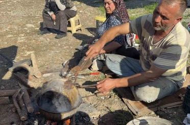 Ateşi eşi harlıyor, o kalaylıyor: Omuz omuza ekmek mücadelesi 