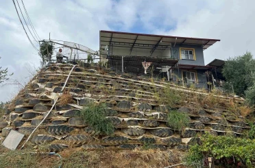 Atık lastiklerle kale gibi duvar ördü 