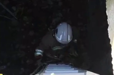 Atık su deposuna düşen kediyi kurtaran itfaiyeci, alkışlarla karşılandı 