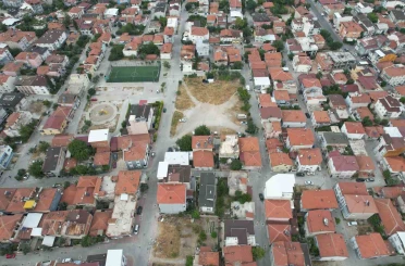 Atıl arsaya okul yaptırmak isteyen muhtar 618 hissedarın peşine düştü 