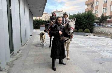 Atlarla geldiler: Film kostümüyle masal gibi nikah 