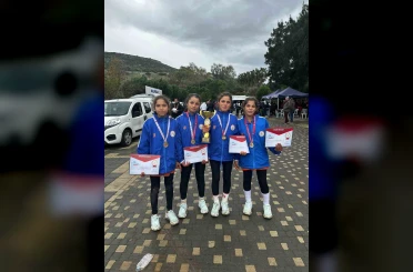 Atletizmde bir ilk: 4 kız kardeş kürsüye çıktı 