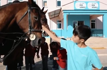 Atlı Jandarma timleri okul çevresinde devriye yaptı 