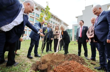 AÜ İlahiyat Fakültesi bahçesine 100 ağaç dikildi 