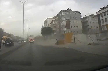 Avcılar E-5 yan yolda inşaat bariyerleri fırtınada böyle uçtu 