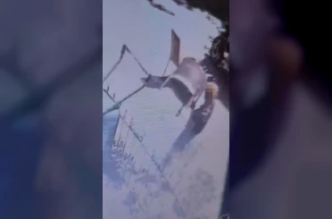 Avcılar’da apartmanın bahçesinden çamaşır kazanı ve merdiven çalan kadın hırsızlar kamerada 