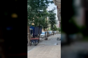 Avcılar’da binanın parçalarını söküp tedbirsiz sokağa attılar 