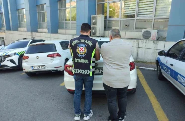 Avcılar’da bir sürücü İETT otobüsünün önünü kesti: O anlar kamerada 