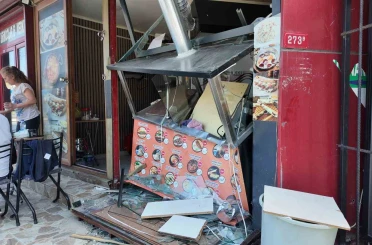Avcılar’da direksiyon hakimiyetini kaybeden sürücü yol üstündeki restorana daldı 
