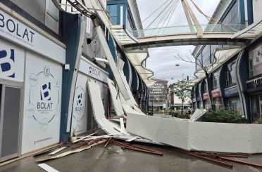 Avcılar’da fırtına iş yerinin çatısını uçurdu 