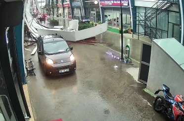 Avcılar’da fırtına iş yerinin çatısının uçma anı kamerada 