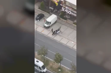 Avcılar’da fırtına sırasında uçan reklam panosu bir vatandaşın üzerine düştü 