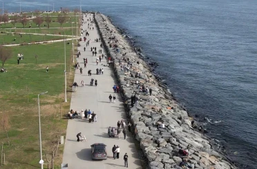 Avcılar’da güneşli havayı fırsat bilenler sahile koştu 