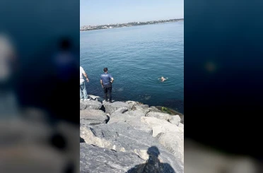 Avcılar’da intihar için kayalıklara çıkan şahıs, ikna edildiği sırada kayarak denize düştü 