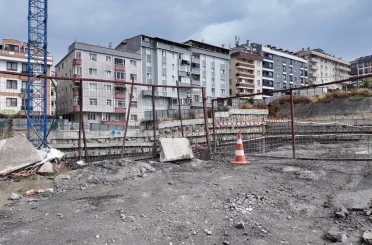 Avcılar’da katlı otopark inşaatında çalışan işçi 15 metreden aşağı düştü 
