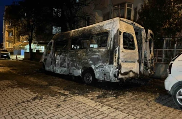 Avcılar’da park halindeki servis aracı alev alev yandı 