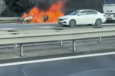 Avcılar’da seyir halindeki araç alev alev yandı 