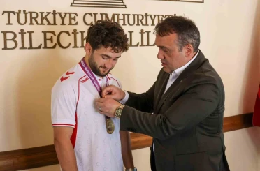 Avrupa şampiyonu güreşçiye Vali Sözer’den tebrik 
