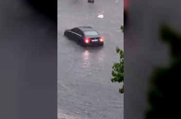 Avrupa yakasında sağanak etkili oldu: Yollar göle döndü, araçlar suda ilerleyemedi 
