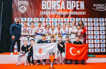 Avrupa’da zirveye adım: Ümraniye judoda kupayı kaldırdı 
