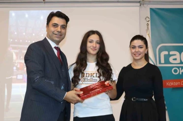 Avrupa’nın zirvesi, 15 yaşındaki Esmira’nın 