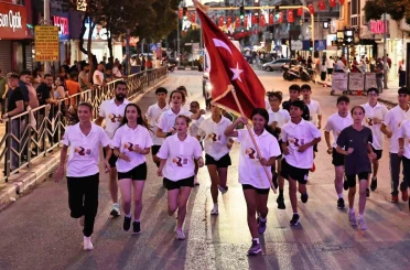 Ay yıldızlı sancak Manisa sokaklarında elden ele taşındı 