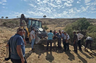 Ayağı kırılan ineği köylüler kepçeyle taşıdı 