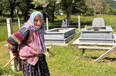 Ayağında kara lastik, elinde baston: Eşi ve oğlunun mezarından ayrılmıyor 