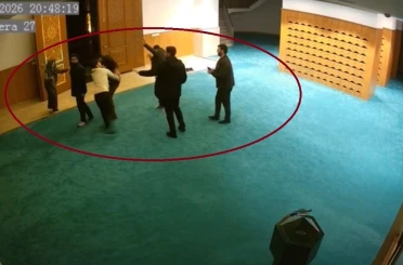 Ayakkabısının kaybolduğunu söyleyip cami görevlilerine saldırdı