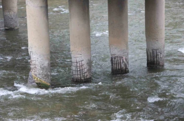 Ayaklarının betonu dökülen, demirleri açığa çıkan köprü korkutuyor 