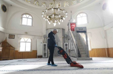 Aydın Büyükşehir Belediyesi, camilerde temizlik çalışmalarını sürdürüyor 
