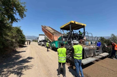Aydın Büyükşehir Belediyesi’nin yol çalışmaları 17 ilçede eş zamanlı sürüyor 