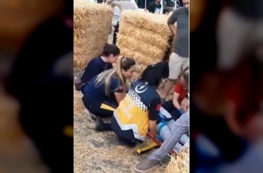 Aydın’da ilginç kaza: Traktörün römorkundan yol kenarındaki adamın üzerine balya düştü 