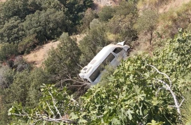 Aydın’da öğrenci servisi yoldan çıkıp uçuruma sürüklendi 
