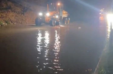 Aydın’ı sağanak vurdu: Söke ve Kuşadası yollarında ulaşım durdu 