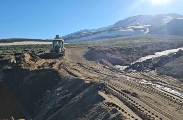 Aydınlar’da dağcılara büyük kolaylık: Süphan Dağı’nda yol açma çalışması 