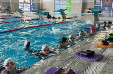 Aydınlı çocuklar yüzme öğrenip, tatilin tadını çıkarıyor 