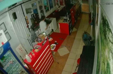 Aynı gün 4 iş yeri, ev ve camiyi hedef alan 16 yaşındaki şüpheli aranıyor 