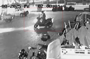 Aynı yerden iki motosiklet çalan şahsın hırsızlık anı güvenlik kamerasında