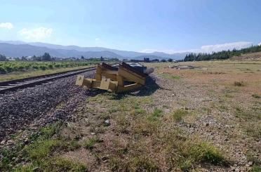 Ayrılan trenin vagonları hortuvara çarparak devrildi 