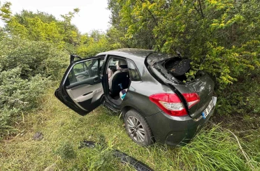 Ayvacık’ta otomobil şarampole yuvarlandı: 2 kişi yaralandı 